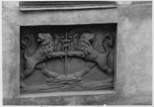 Lw&oacute;w, ulica Ruska 8, Kamienica Filipowiczowska, dekoracja rzeźbiarska, dwa lwy