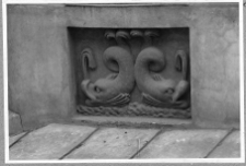 Lw&oacute;w, ulica Ruska 8, Kamienica Filipowiczowska, dekoracja rzeźbiarska, dwa delfiny