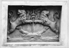 Lw&oacute;w, ulica Ruska 8, Kamienica Filipowiczowska, dekoracja rzeźbiarska, dwa lwy