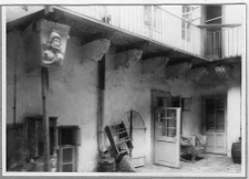 Lw&oacute;w, ulica Skarbkowska 16, podw&oacute;rze z widokiem na rzeźbione konsole balkonu