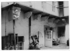 Lw&oacute;w, ulica Skarbkowska 16, podw&oacute;rze z widokiem na rzeźbione konsole balkonu