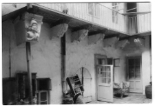 Lw&oacute;w, ulica Skarbkowska 16, podw&oacute;rze z widokiem na rzeźbione konsole balkonu