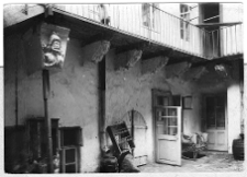 Lw&oacute;w, ulica Skarbkowska 16, podw&oacute;rze z widokiem na rzeźbione konsole balkonu