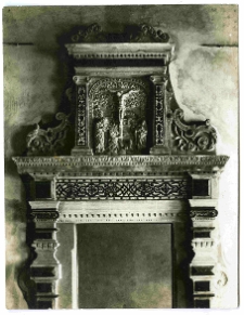 Lw&oacute;w, Rynek 4, kamienica czarna, portal na parterze