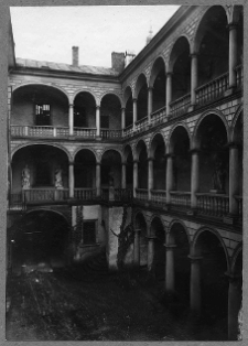 Lw&oacute;w, kamienica kr&oacute;lewska, dziedziniec