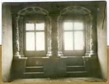 Lw&oacute;w, Rynek 21, czarna kamienica, obramowanie okna