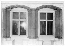 Lw&oacute;w, Rynek 21, czarna kamienica, obramowanie okna