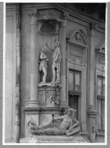 Lw&oacute;w, Rynek 23, kamienica Szolc-Wolfowicz&oacute;w, dekoracja rzeźbiarska narożnika- chrzest Chrystusa