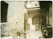 Lw&oacute;w, podw&oacute;rze