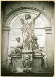 Lw&oacute;w, Rynek, ratusz, rzeźba nad wejściem