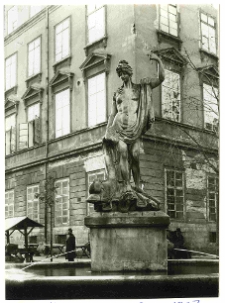 Lw&oacute;w, Rynek, studnia Amfitryty