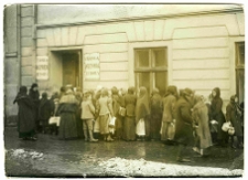 Lw&oacute;w, kolejka do kuchni