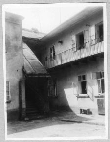 Lw&oacute;w, podw&oacute;rko