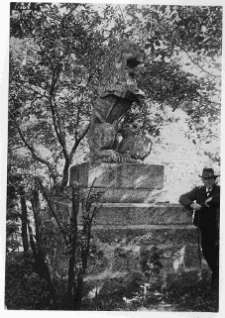 Lw&oacute;w, G&oacute;ra Zamkowa, pomnik lwa pod kopcem Unii Lubelskiej