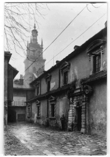 Lw&oacute;w, ulica Ruska 7, arsenał kr&oacute;lewski w tle wieża Korniakta