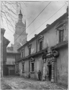 Lw&oacute;w, ulica Ruska 7, arsenał kr&oacute;lewski w tle wieża Korniakta