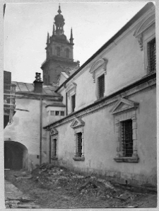 Lw&oacute;w, ulica Ruska 7, arsenał kr&oacute;lewski w tle wieża Korniakta