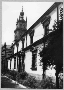 Lw&oacute;w, ulica Ruska 7, arsenał kr&oacute;lewski w tle wieża Korniakta