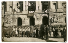 Lw&oacute;w, młodzież przed budynkiem Sejmu