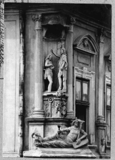 Lw&oacute;w, kamienica Szolc-Wolfowicz&oacute;w, Rynek, dekoracja narożnika, chrzest Chrystusa