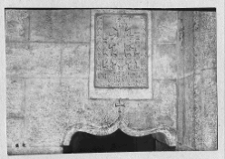 Lw&oacute;w, katedra Wniebowzięcia Najświętszej Marii Panny, katedra ormiańska, tabliczka alabastrowa z chaczkarami w prezbiterium