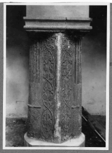 Lw&oacute;w, katedra Wniebowzięcia Najświętszej Marii Panny, katedra ormiańska, rzeźbiony filar krużganka