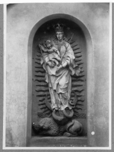 Lw&oacute;w, katedra Wniebowzięcia Najświętszej Marii Panny, katedra ormiańska, rzeźba Matki Boskiej Niepokalanie Poczętej w niszy bramy w ogrodzeniu katedry ormiańskiej