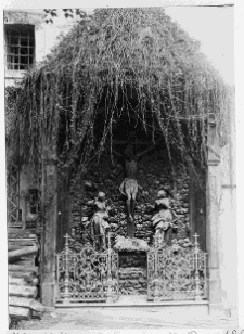 Lw&oacute;w, katedra Wniebowzięcia Najświętszej Marii Panny, katedra ormiańska, kalwaria, grota Męki Pańskiej z drewnianym krucyfiksem i rzeźbami Matki Boskiej Bolesnej i św. Jana na dziedzińcu