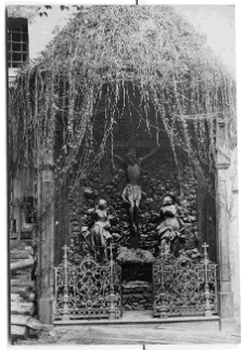 Lw&oacute;w, katedra Wniebowzięcia Najświętszej Marii Panny, katedra ormiańska, kalwaria, grota Męki Pańskiej z drewnianym krucyfiksem i rzeźbami Matki Boskiej Bolesnej i św. Jana na dziedzińcu