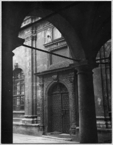 Lw&oacute;w, cerkiew Zaśnięcia Matki Bożej, krużganki, widok portalu kaplicy Trzech Świętych