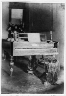 Bohdan&oacute;w, dw&oacute;r Ruszczyc&oacute;w, fragment salonu, zwanego Zielonym, fortepian Anny z Czechowicz&oacute;w Ruszczycowej