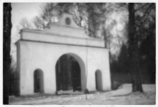 Bortkuszki, pałac Broel-Plater&oacute;w, brama wjazdowa