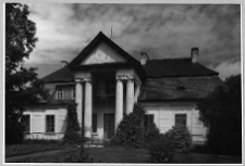 Bończa, dw&oacute;r, widok od frontu