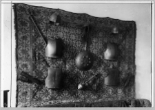Bończa, dw&oacute;r, fragment wnętrz z kolekcją militari&oacute;w