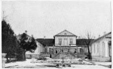 Bryni&oacute;w, dw&oacute;r, widok od ogrodu