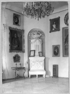 Bursztyn, pałac Skarbk&oacute;w i Jabłonowskich, fragment sali z portretem hetmana Stanisława Jana Jabłonowskiego