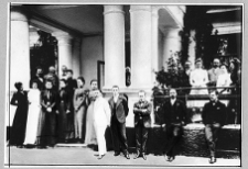 Chabno, dw&oacute;r, scena zbiorowa przed portykiem