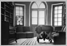 Chmielowa, dw&oacute;r, biblioteka z witrażem projektu Teodora Axentowicza