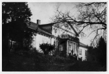 Chorobr&oacute;w, dw&oacute;r od podjazdu