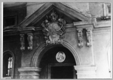 Cucułowce, portal kaplicy pałacowej