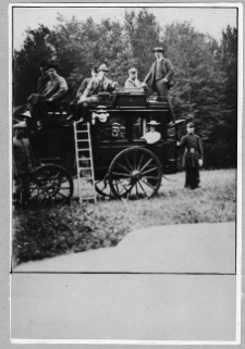 Cybul&oacute;w, pałac Rohozińskich, kareta podr&oacute;żna przed pałacem