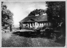 Cytowiany, dw&oacute;r od strony podjazdu