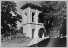 Czerwonogr&oacute;d, brama-dzwonnica przy kościele parafialnym