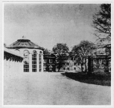 Czerwony Dw&oacute;r, zamek od strony dziedzińca