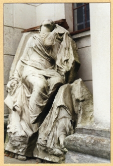 Czerwony Dw&oacute;r, kości&oacute;ł parafialny p.w. św. Teresy, rzeźba w kaplicy przykościelnej