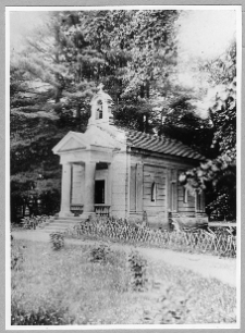 Derewnia, kaplica grobowa w parku