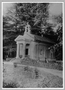 Derewnia, kaplica grobowa w parku