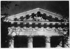 Dobośnia, pałac Bułhak&oacute;w, fragment portyku bocznego