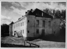 Gojcieniszki, dw&oacute;r obronny, elewacje boczna i ogrodowa