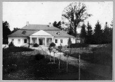 Grodowice, dw&oacute;r od strony parku